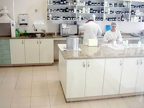 Bancada de laboratório em pedra