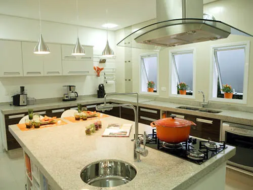 Cozinha residencial com ilha em granito