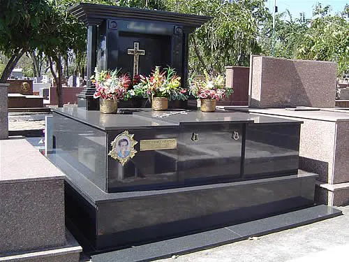 Túmulo em granito com cruz
